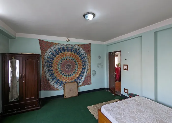 Family With Rooftop Access And Mountain View Homestay