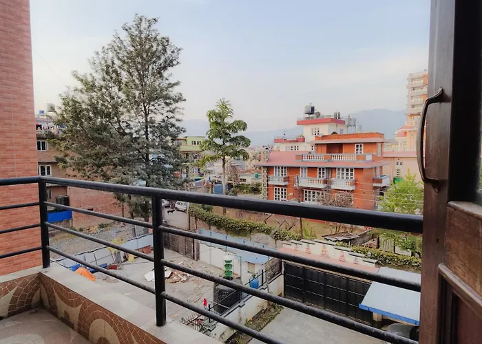 Family With Rooftop Access And Mountain View