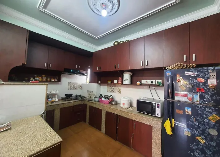 Family With Rooftop Access And Mountain View Проживание в семье Катманду