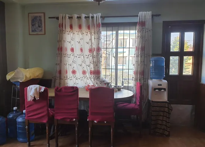 Family With Rooftop Access And Mountain View Катманду