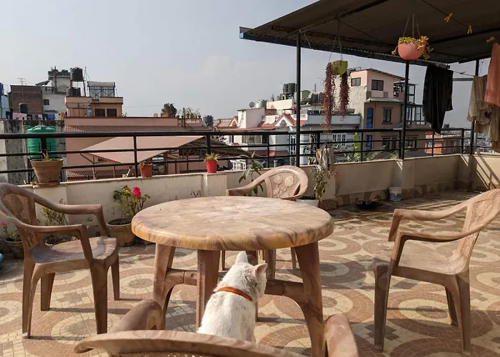 Family With Rooftop Access And Mountain View Проживание в семье Катманду