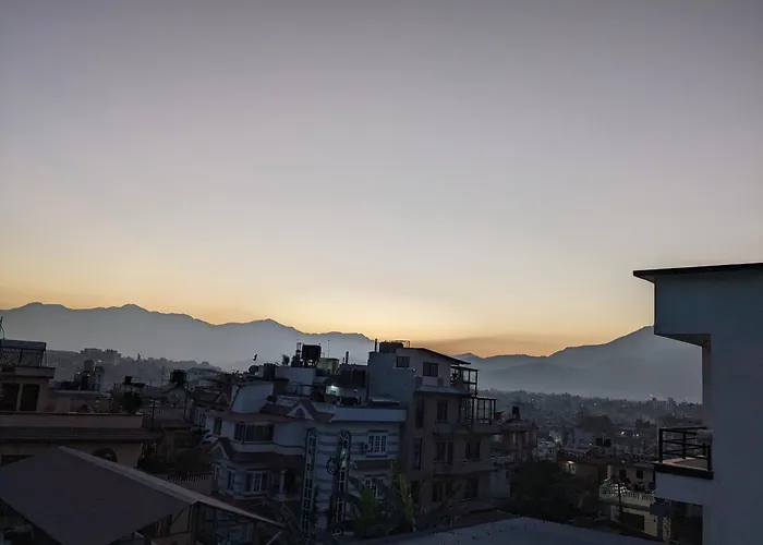 Family With Rooftop Access And Mountain View Проживание в семье Катманду